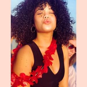 Meet your Posher, Crystal